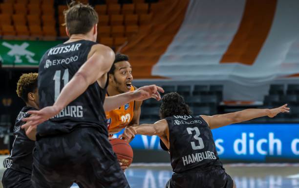 显然她们付 显然她们付